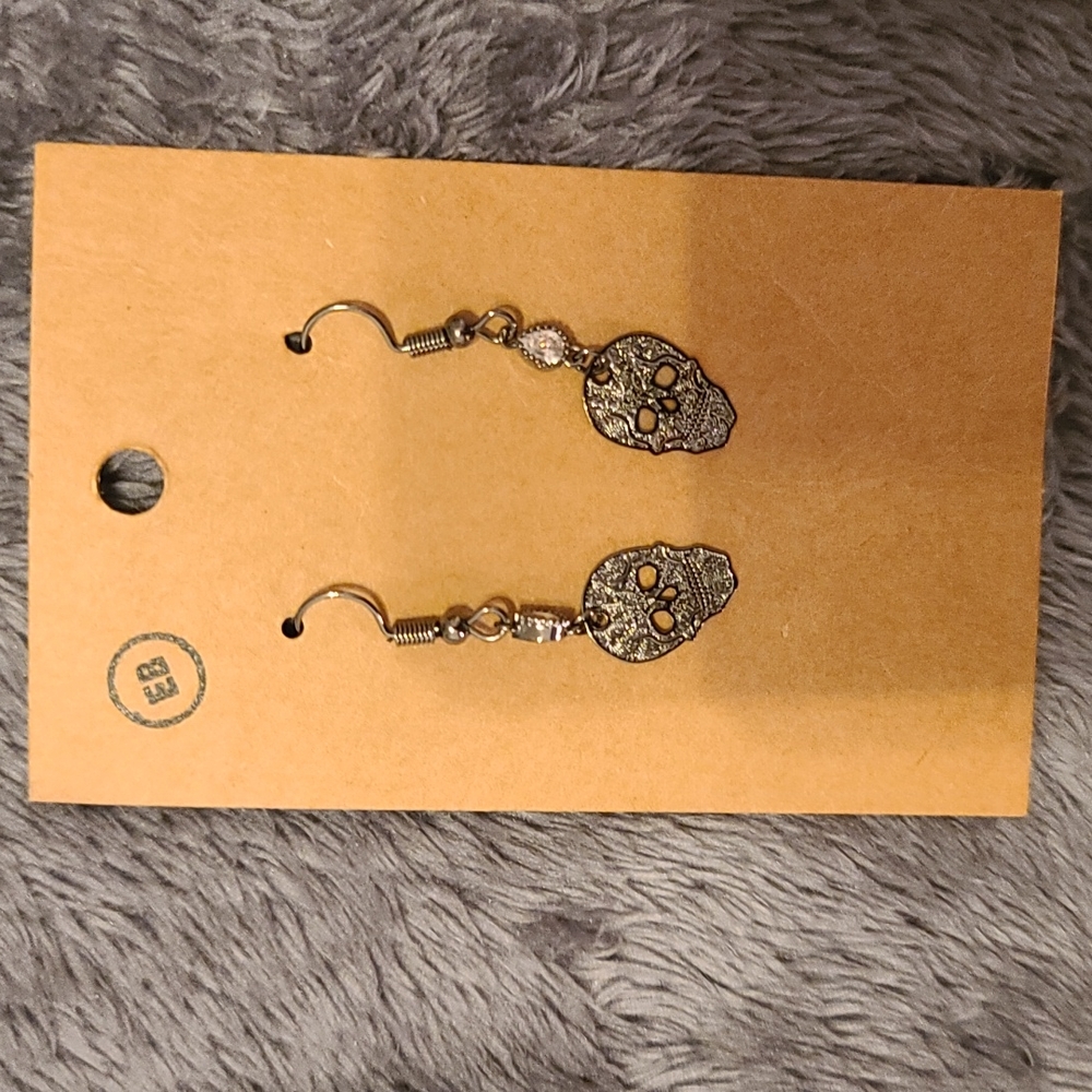 Skull dangle earrings